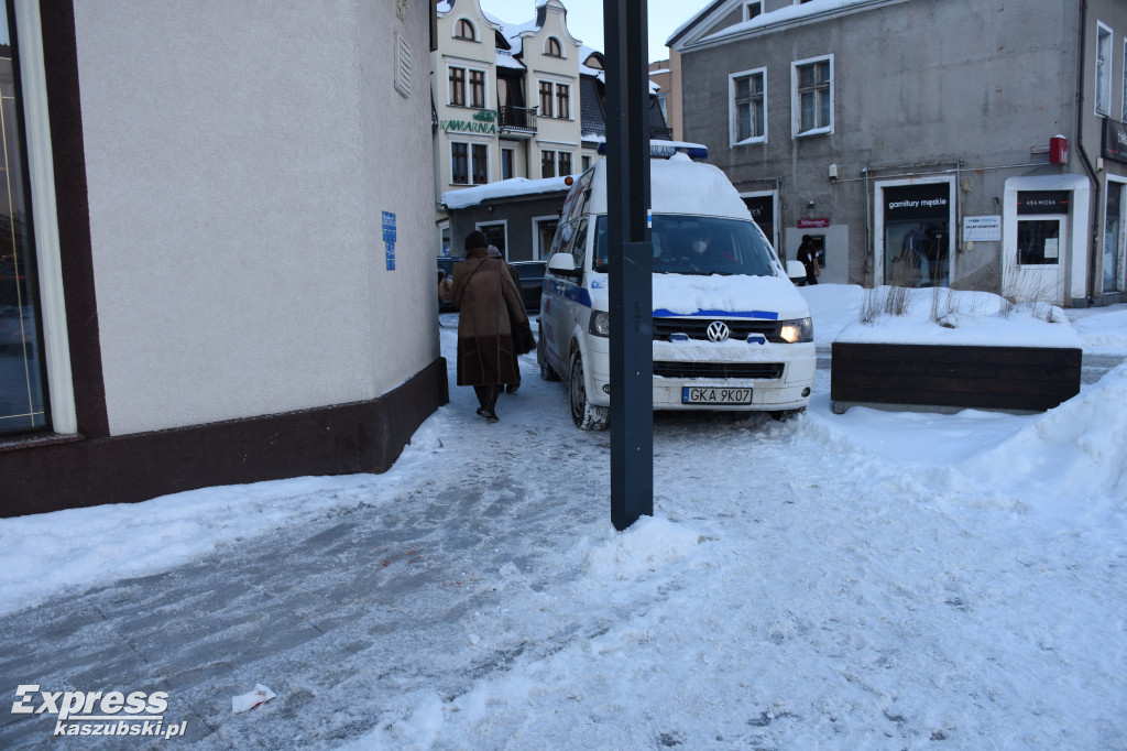Mężczyzna uderzył głową o chodnik w centrum Kartuz