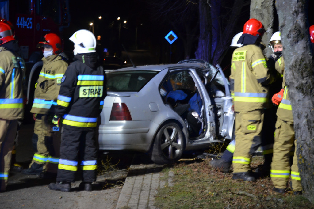 Osobówką w drzewo na ul. Chmieleńskiej w Kartuzach