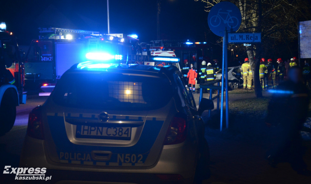 Osobówką w drzewo na ul. Chmieleńskiej w Kartuzach