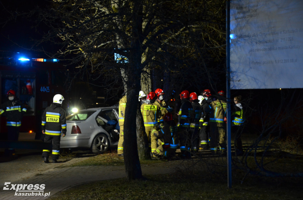 Osobówką w drzewo na ul. Chmieleńskiej w Kartuzach