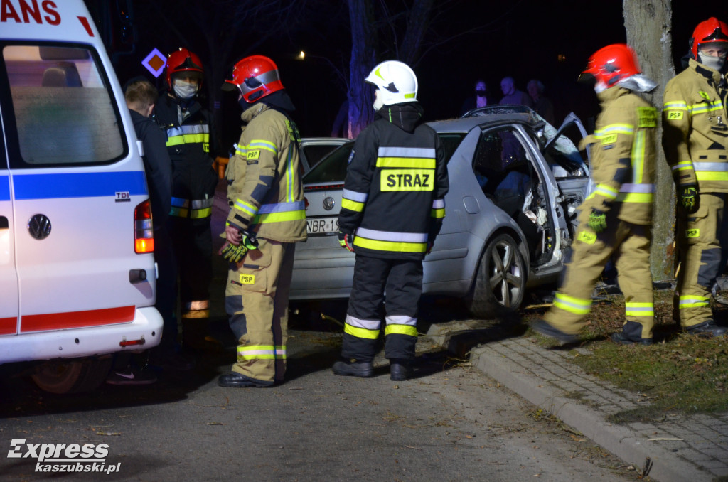 Osobówką w drzewo na ul. Chmieleńskiej w Kartuzach