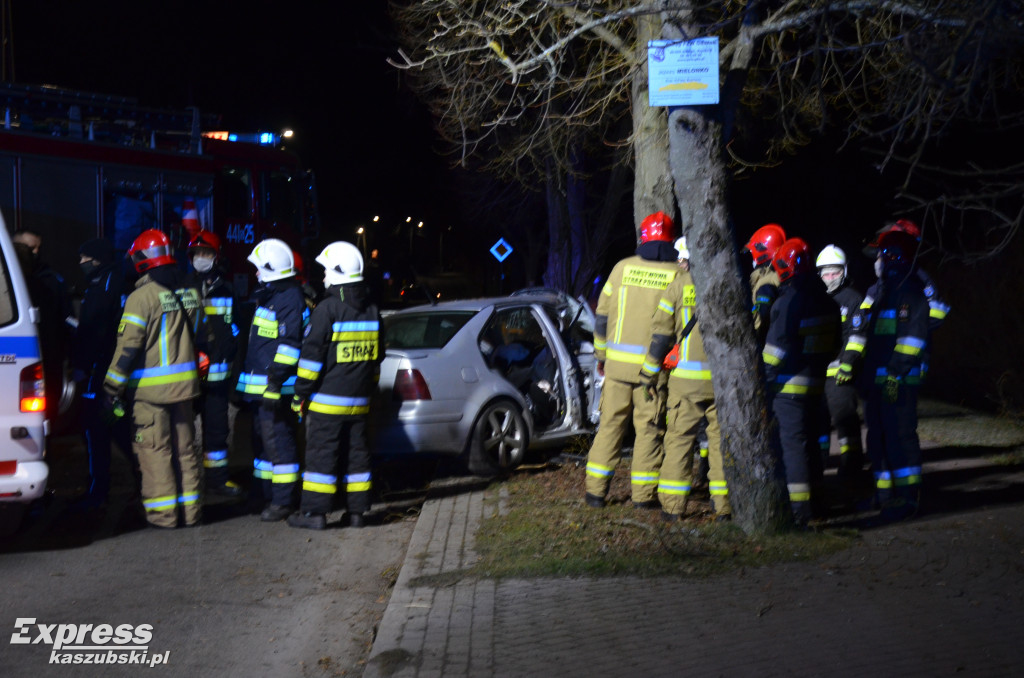 Osobówką w drzewo na ul. Chmieleńskiej w Kartuzach