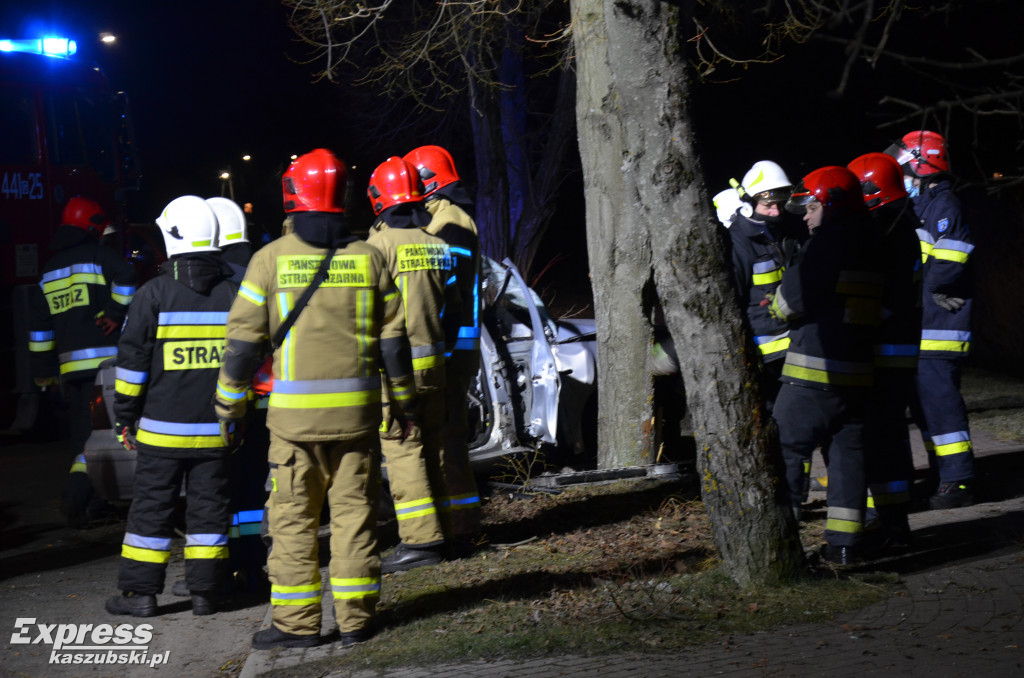 Osobówką w drzewo na ul. Chmieleńskiej w Kartuzach