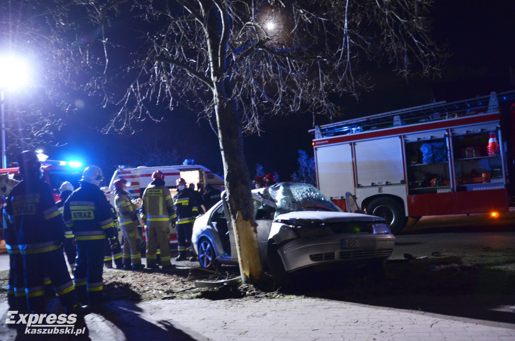 Osobówką w drzewo na ul. Chmieleńskiej w Kartuzach