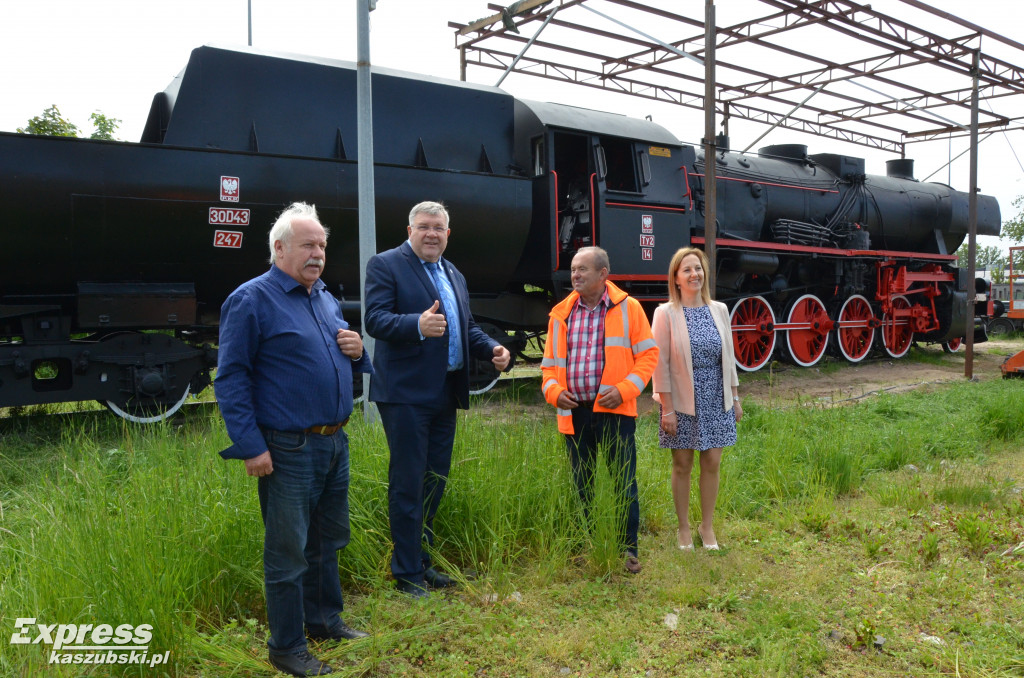 Przesuwanie odrestaurowanej lokomotywy