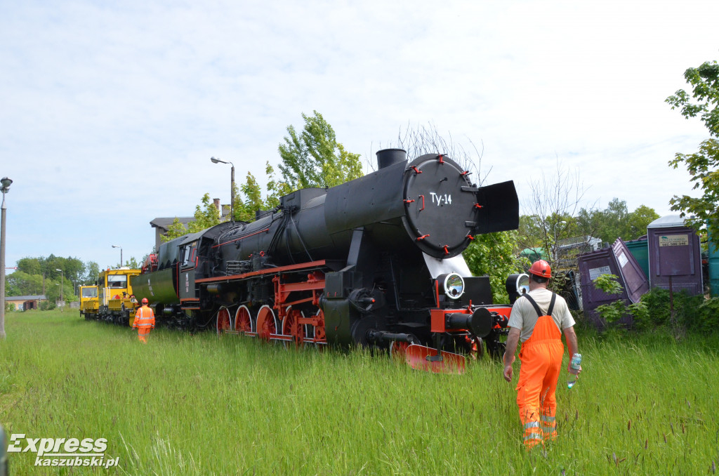 Przesuwanie odrestaurowanej lokomotywy