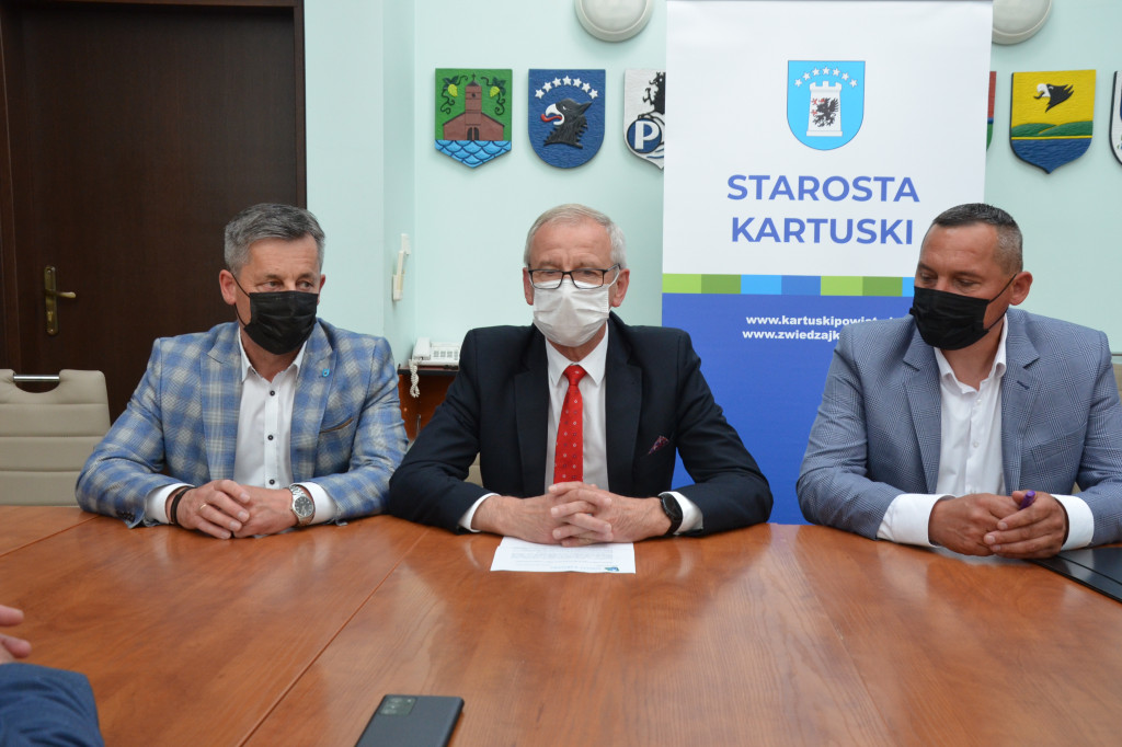 Podpisanie umowy na budowę ronda w Leźnie