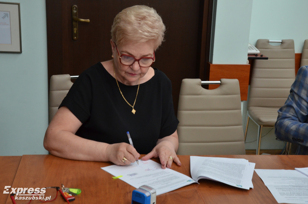 Podpisanie umowy na budowę ronda w Leźnie