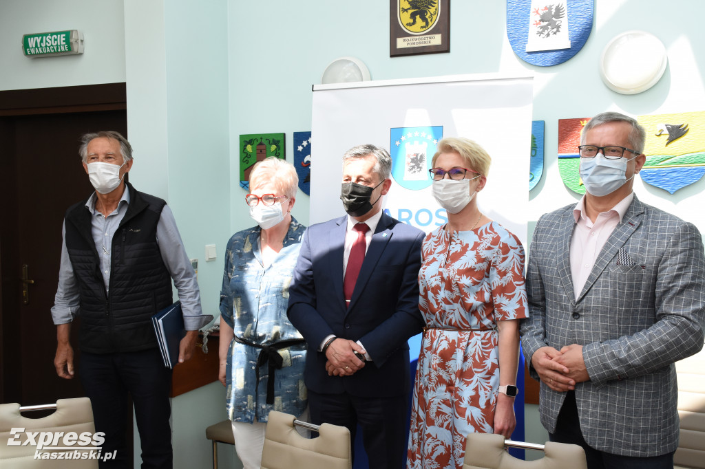 Podpisanie umowy na remonty dróg