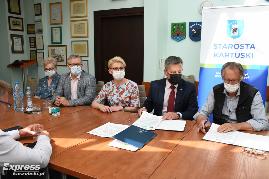 Podpisanie umowy na remonty dróg