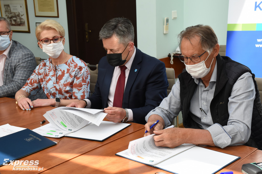 Podpisanie umowy na remonty dróg