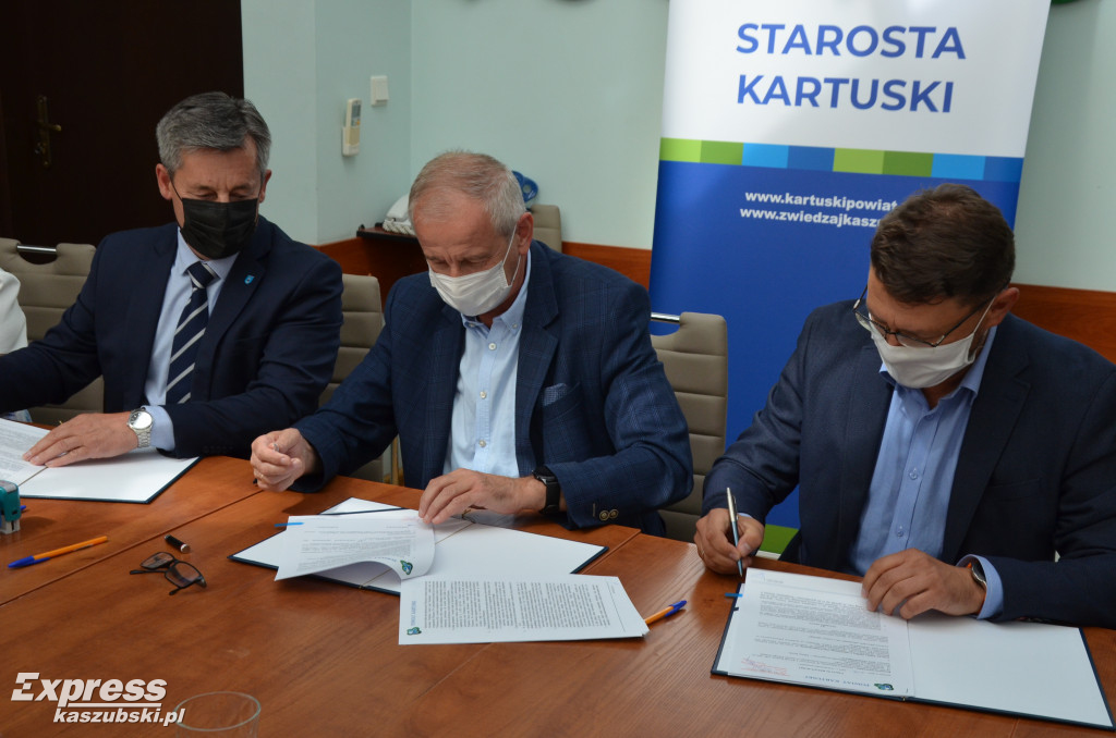 Podpisanie umowy na budowę mostu i drogi