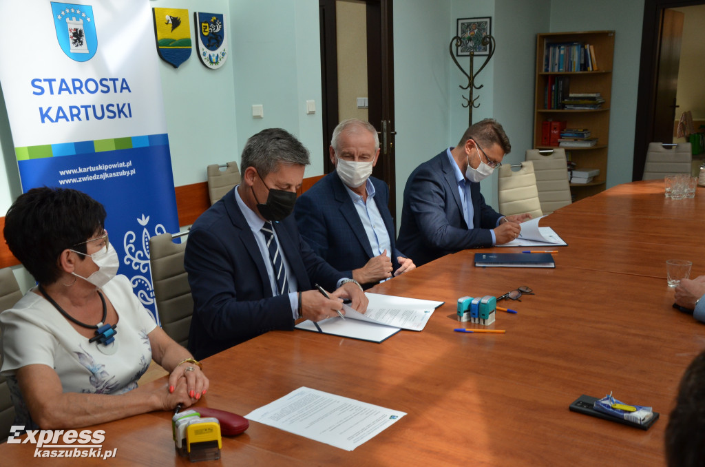 Podpisanie umowy na budowę mostu i drogi