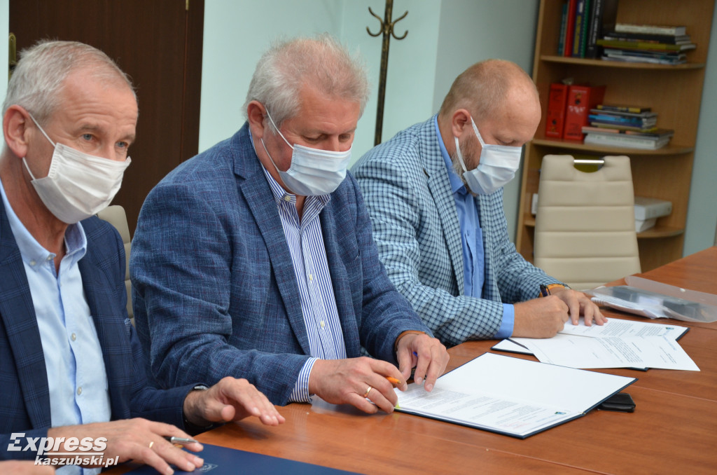 Podpisanie umowy na budowę mostu i drogi