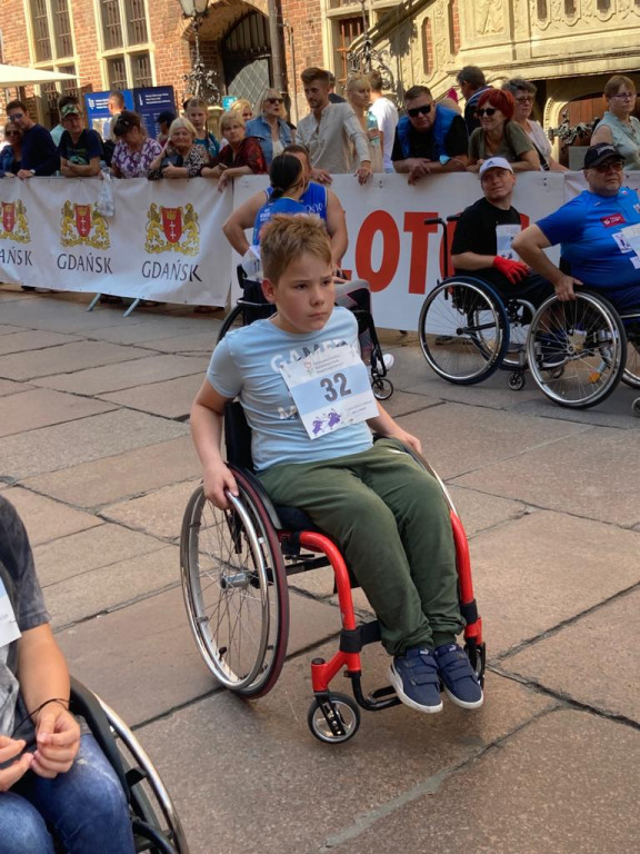 Adaś z Kiełpina podczas wyścigu na wózkach inwalidzkich