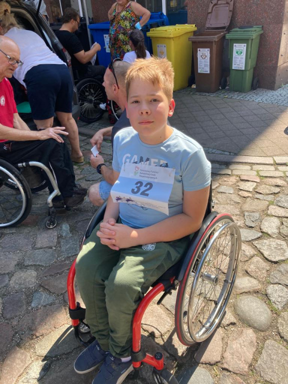 Adaś z Kiełpina podczas wyścigu na wózkach inwalidzkich