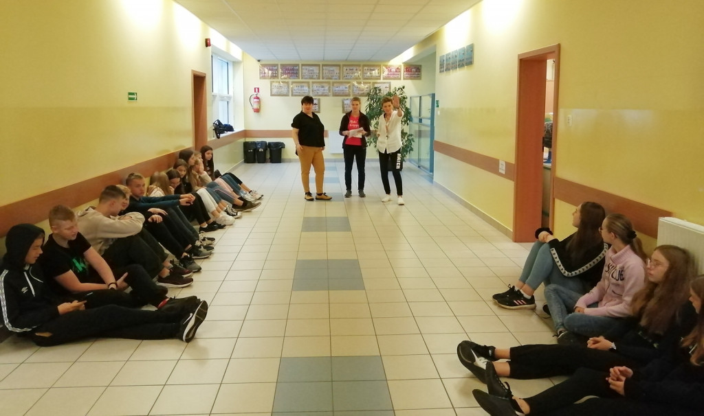 Prace nad pokojem zagadek w SP Miechucino