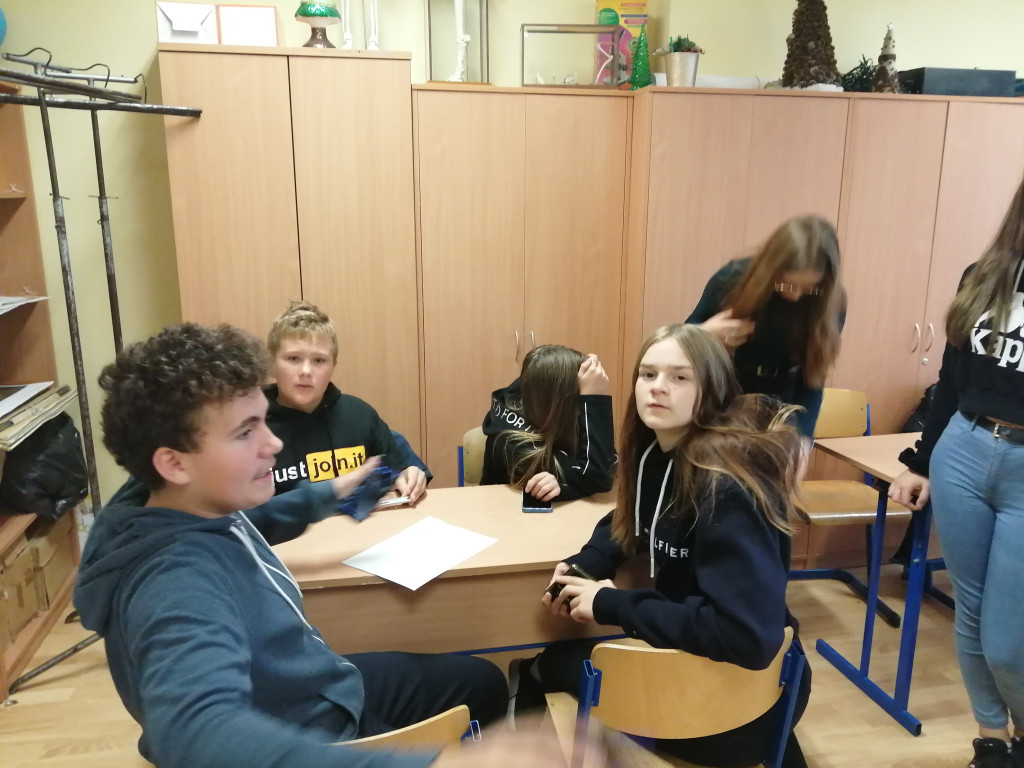 Prace nad pokojem zagadek w SP Miechucino