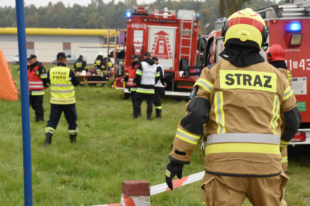 Ćwiczenia strażaków na przejeździe kolejowym w Lesznie