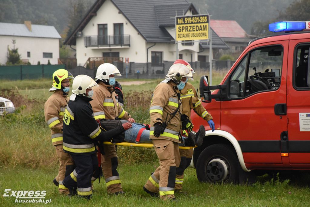 Ćwiczenia strażaków na przejeździe kolejowym w Lesznie