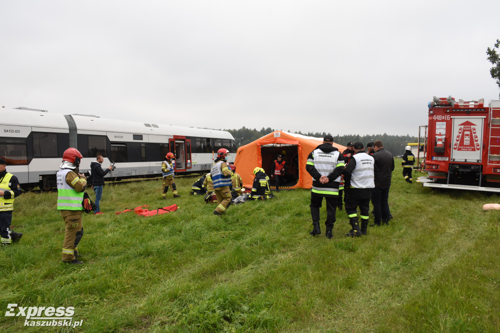 Ćwiczenia strażaków na przejeździe kolejowym w Lesznie