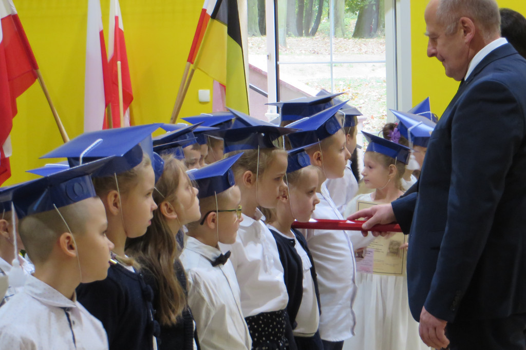 Ślubowanie pierwszaków w SP w  Pępowie
