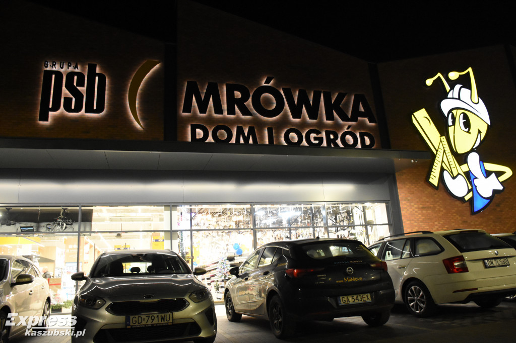 Market Mrówka w Sierakowicach - poświęcenie obiektu