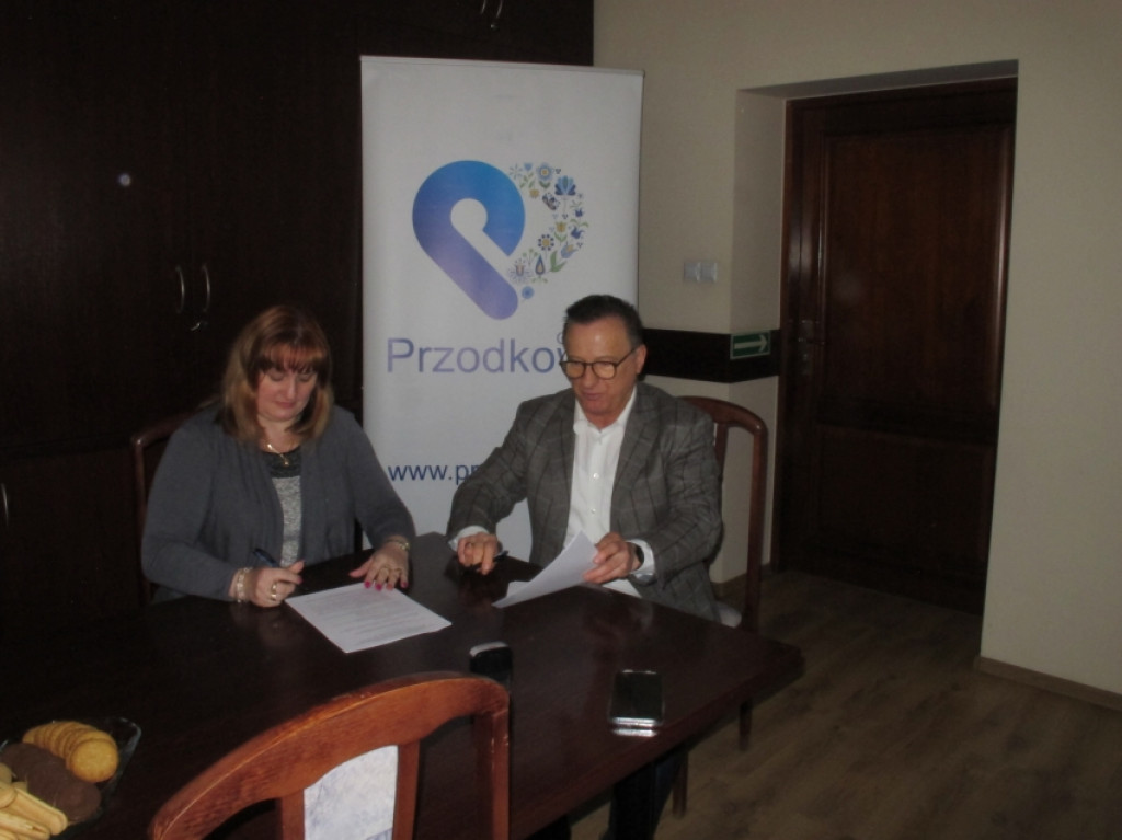 Przodkowo. Podpisanie umów z przedst. NGO