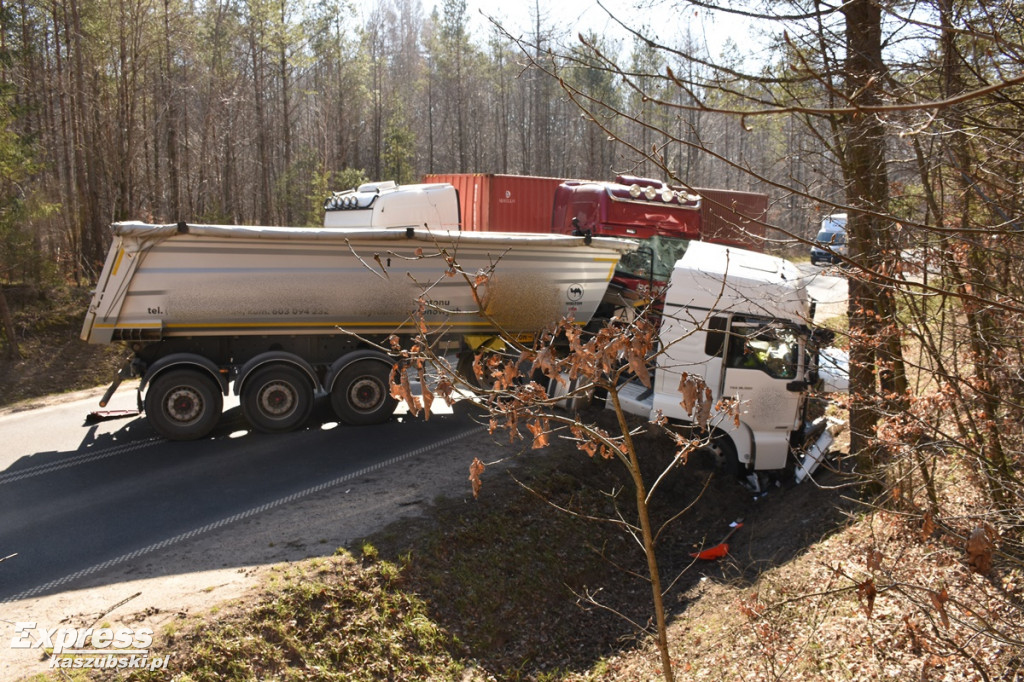 Wypadek koło Miechucina - zderzenie ciężarówek