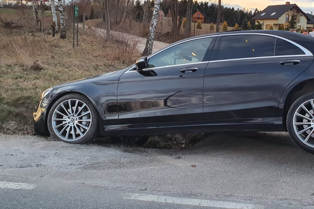 Kolizja luksusowego mercedesa w Borczu