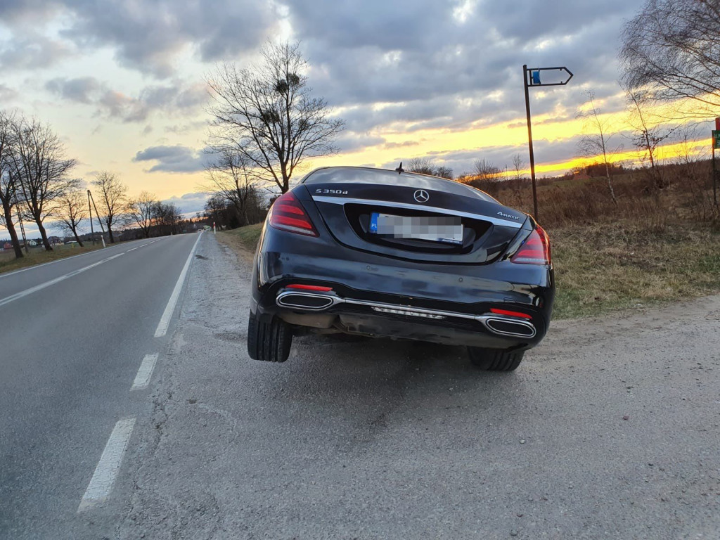 Kolizja luksusowego mercedesa w Borczu