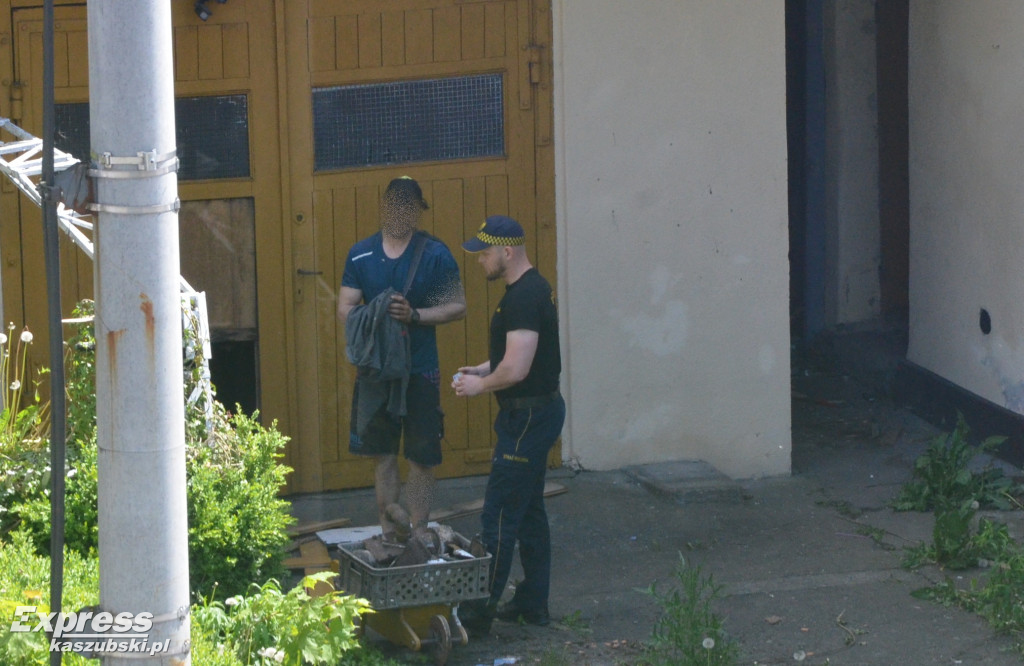 Akcja policji i Straży Miejskiej w opuszczonym budynku