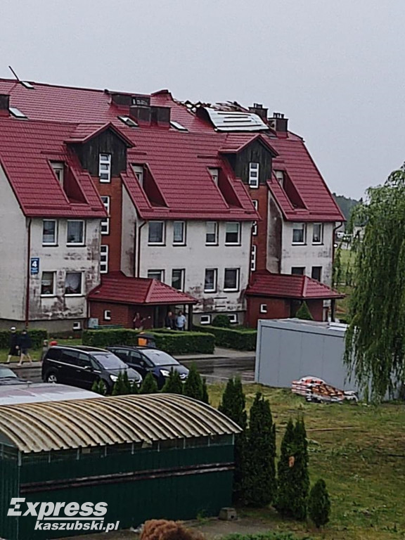 Gwałtowna burza-  zerwane dachy, połamane drzewa