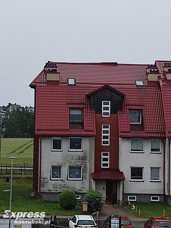 Gwałtowna burza-  zerwane dachy, połamane drzewa