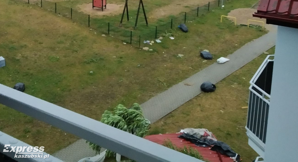 Gwałtowna burza-  zerwane dachy, połamane drzewa