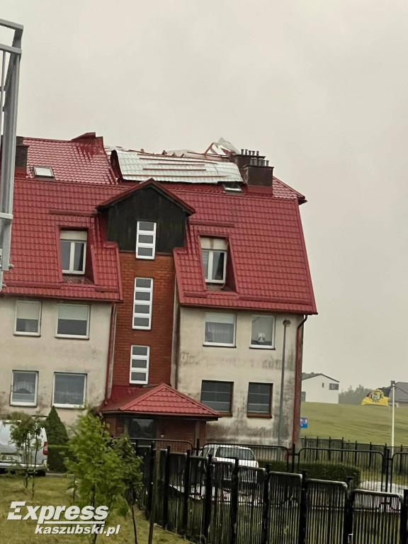 Gwałtowna burza-  zerwane dachy, połamane drzewa