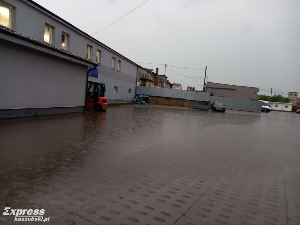 Gwałtowna burza-  zerwane dachy, połamane drzewa