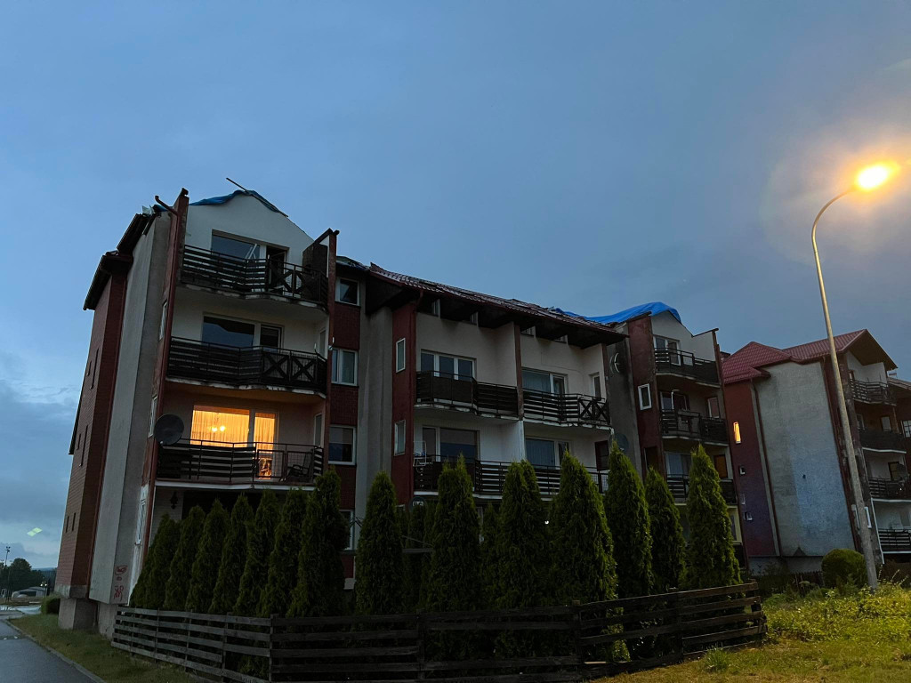 Gwałtowna burza-  zerwane dachy, połamane drzewa