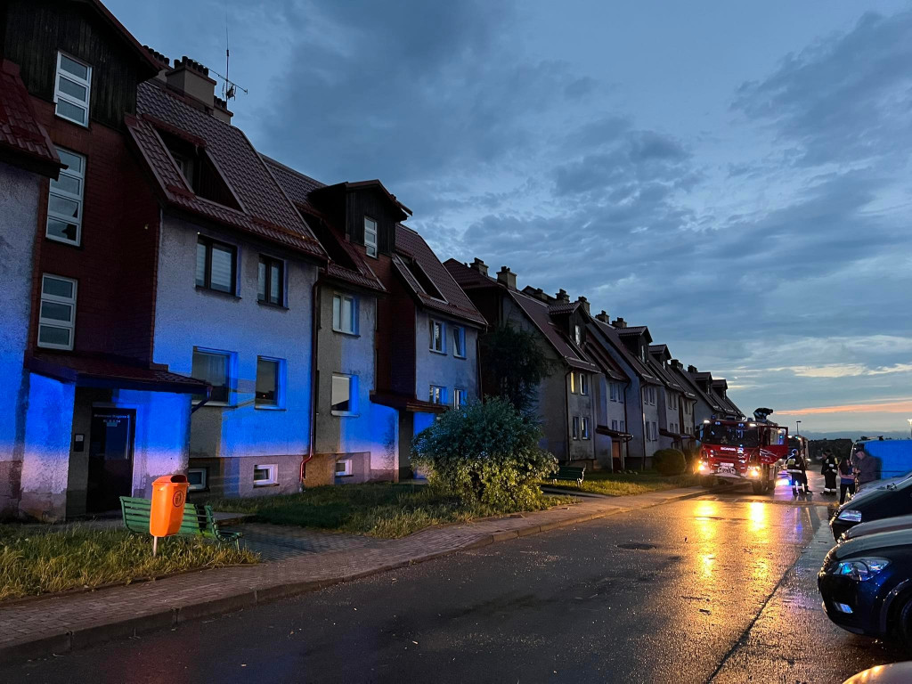 Gwałtowna burza-  zerwane dachy, połamane drzewa