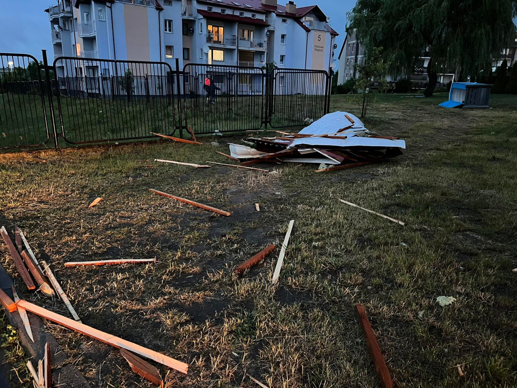 Gwałtowna burza-  zerwane dachy, połamane drzewa