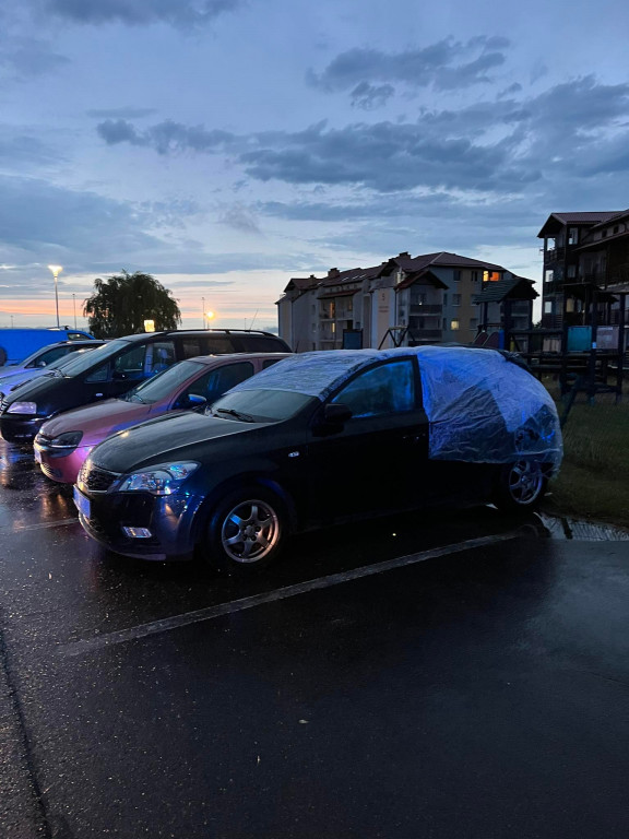 Gwałtowna burza-  zerwane dachy, połamane drzewa