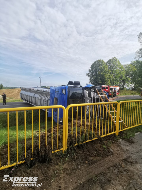 Przewrócona ciężarówka w Kożyczkowie