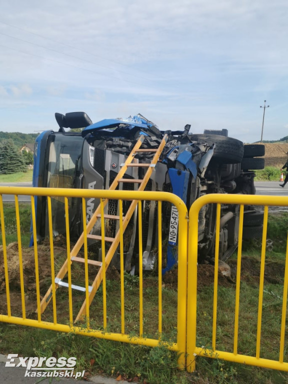 Przewrócona ciężarówka w Kożyczkowie