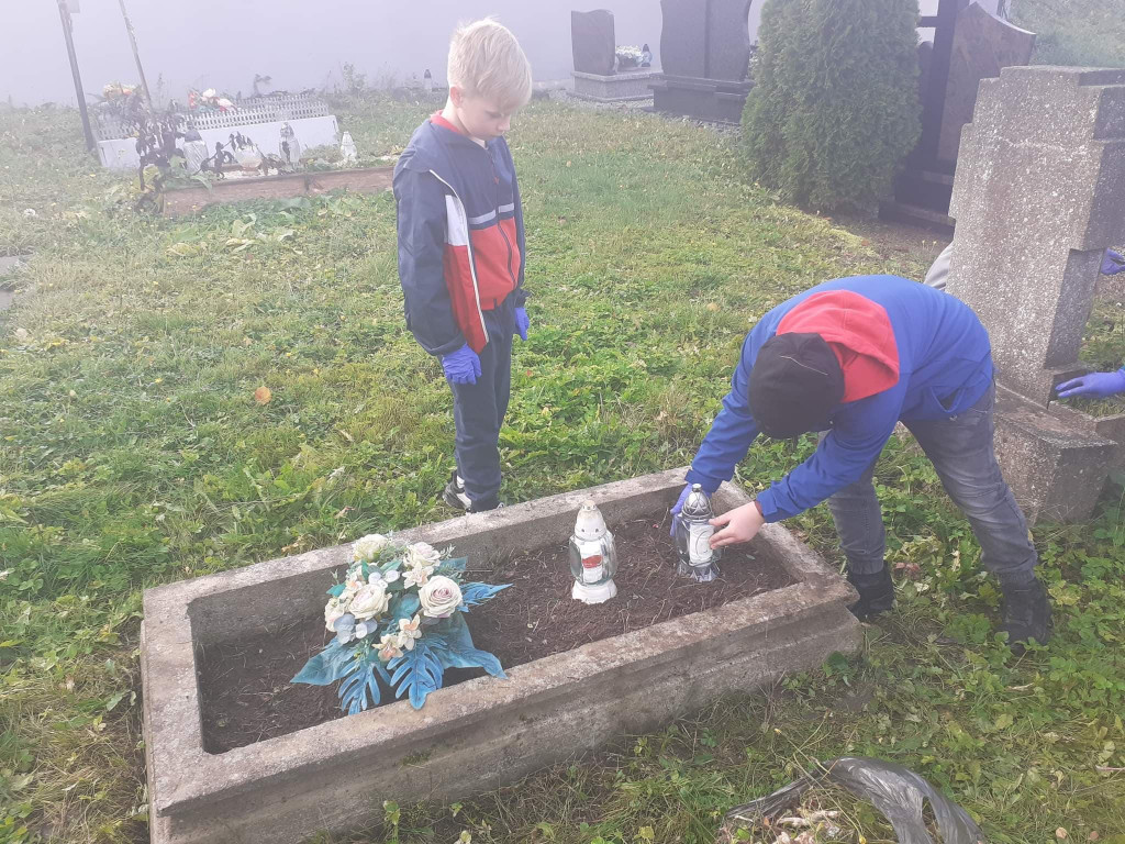 Uczniowie z Pomieczyńskiej Huty zadbali o groby