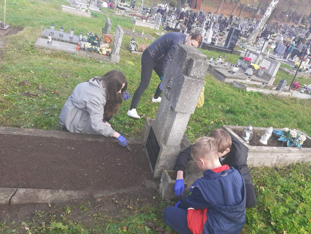 Uczniowie z Pomieczyńskiej Huty zadbali o groby