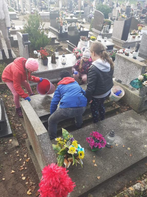 Uczniowie z Pomieczyńskiej Huty zadbali o groby