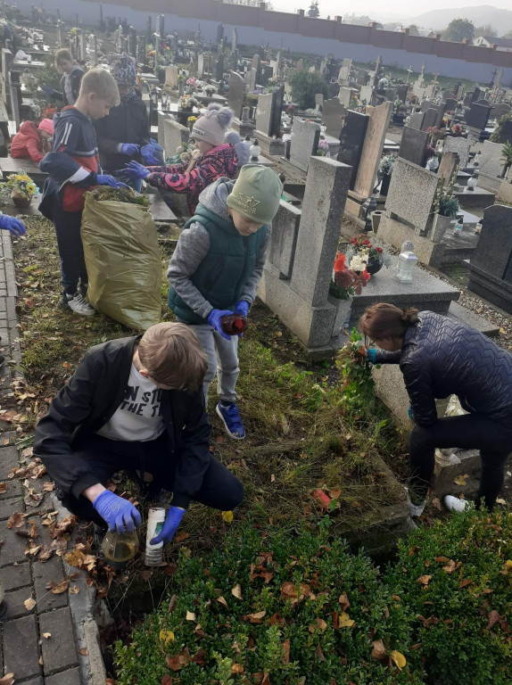 Uczniowie z Pomieczyńskiej Huty zadbali o groby