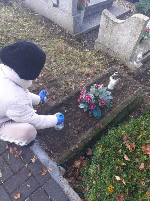 Uczniowie z Pomieczyńskiej Huty zadbali o groby