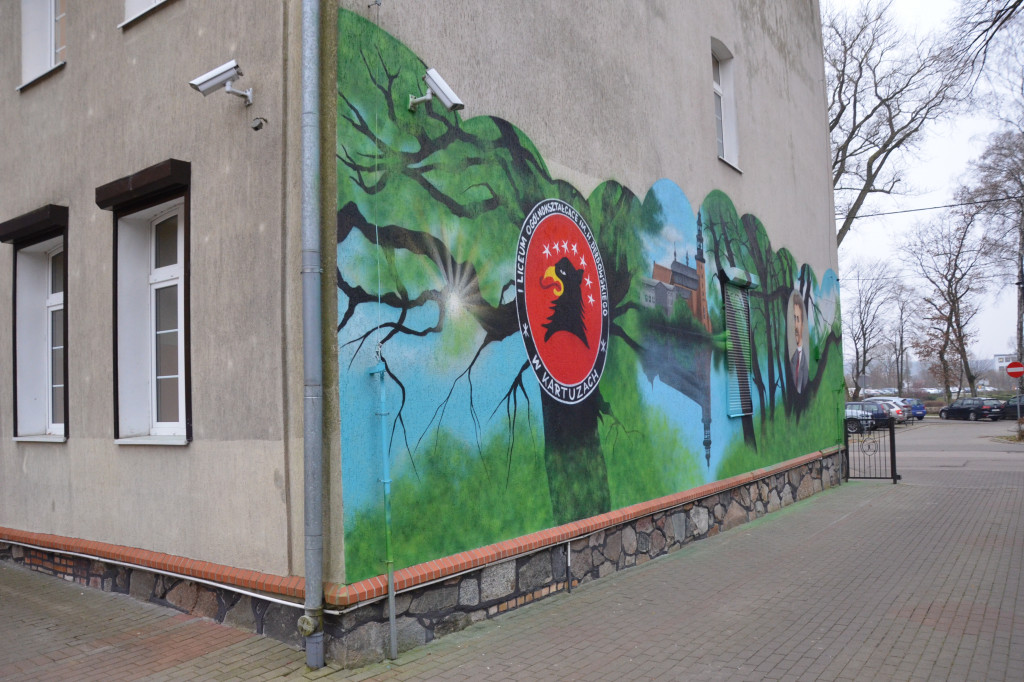 Odsłonięcie muralu na ścianie I LO w Kartuzach