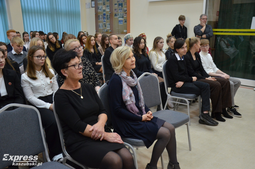 Odsłonięcie muralu na ścianie I LO w Kartuzach